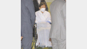 다시 구치소로…퇴원하는 朴 전대통령, 지지자 태극기 흔들기도