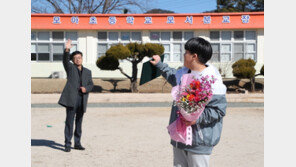 “선생님 감사했습니다” 마지막 졸업식…마지막 졸업생[청계천 옆 사진관]