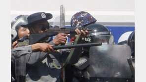 미얀마軍, 쿠데타 항의 시위대에 실탄 발포…4명 부상