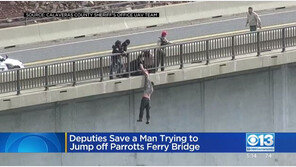46m 다리서 뛰어내린 남성 팔 붙잡아 구한 美 경찰