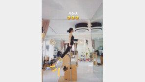 정려원, 고난도 필라테스 동작도 완벽 소화…탄탄 몸매