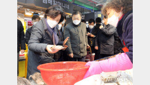 ‘손 큰’ 김정숙 여사의 특별한 장보기…젓갈 100통 선물