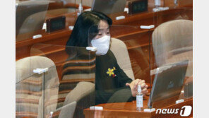 법원 “외교부, 한·일합의 당시 윤미향과 면담기록 일부 공개하라”