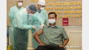 中서 백신 기증받은 캄보디아…접종 첫 타자는 훈센 총리 아들, 왜?