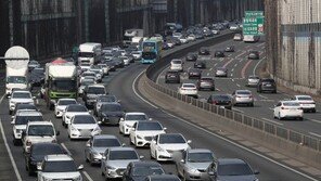 설 연휴 전날 귀성길 정체 시작…서울→부산 5시간10분