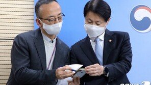 美자료 4월말까지 제출 요구…AZ백신 65세이상 두달여간 ‘신중한 투여’