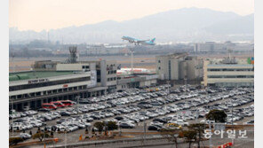차량들로 가득찬 김포공항 주차장 [청계천 옆 사진관]