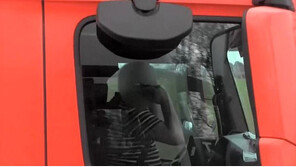 양손엔 전화, 운전은 팔꿈치로? 딱 걸린 트럭 기사