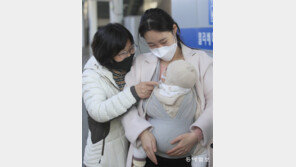 아기도 마스크 쓰고… 코로나 속 귀성길