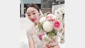 최여진, 웨딩드레스 입고 설 인사…꽃보다 눈부신 미모