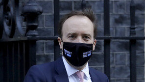 英 보건장관 “코로나19 ‘독감’처럼 관리할 수 있을 것”