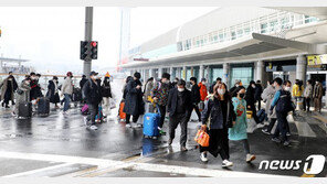 귀경길 제주공항 ‘북적’…설 연휴 제주에 15만명 몰렸다