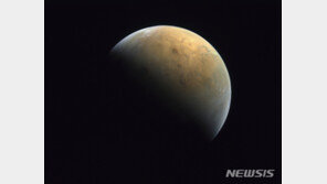 UAE의 화성궤도 순항우주선 아말, 첫 화성사진 보내