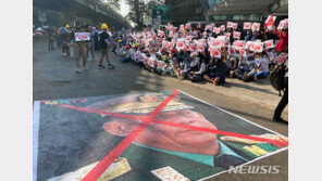 미얀마 9일째 反쿠데타 시위…양곤에 장갑차 등장