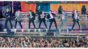 알음알음 전하던 팬심 앓이… 24시간 뉴스채널로 팬덤 세 과시