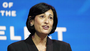 美 CDC 국장 “여름 끝날 때까지 모든 미국인 백신 접종”