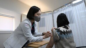 15일 백신 접종계획 발표…대안없는 AZ 백신 ‘노인 투약’ 결정 전망