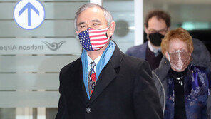 해리스 전 美대사 “강경화, 비단보다 부드럽고 못보다 단단”