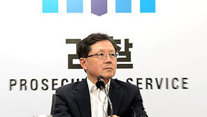 검찰, 윤중천 소환…‘김학의 면담보고서’ 작성경위 조사