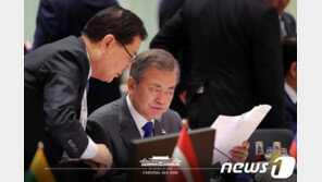 文대통령, 정의용에 ‘비모란선인장’ 전달…“세계 속의 한국 위상”