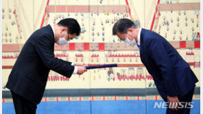 文대통령, 정의용에 비모란선인장 꽃다발…‘세계 속 한국’ 당부