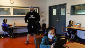 바이든, 대면수업 재개 강행하지만…“학생 99%가 레드존 거주”