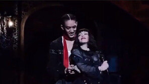 마돈나, ‘35세 연하’ 남친과 뜨거운 스킨십 또 공개 “내 연인”