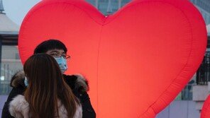 코로나19 속 세계의 ‘밸런타인 데이’ 풍경 [청계천 옆 사진관]