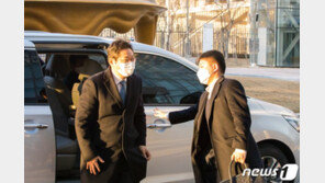 ‘첫 출근’ 황희 장관 “코로나 위기 극복하고 문화강국으로 도약하자”