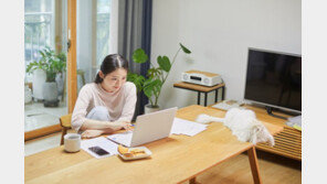 모니터 눈높이에 맞추고 허리는 꼿꼿하게… 재택근무 중 건강 이상無