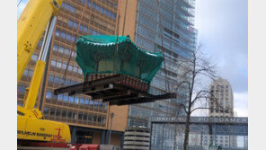 베를린 한복판서 38t ‘통일정자’ 이송대작전