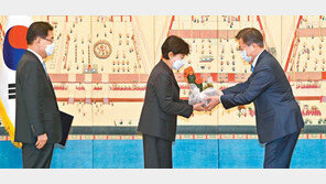 文대통령 “평화 프로세스 위해 주변국과 협력”