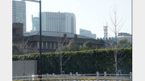 “왜 관저에 거주 않나”…스가, 지진 20분후 도착에 ‘비판’