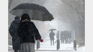 영하권 날씨에 쌓이는 눈…퇴근길 빙판 도로 우려