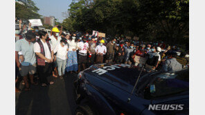 고무탄 쏘고 무차별 곤봉 세례까지…미얀마 군경, 폭력진압 상황 ‘심각’