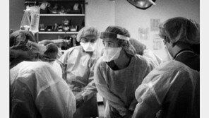 “비극적이지만 펜데믹 어떤지 봐야한다”…코로나 사투현장 담은 의사