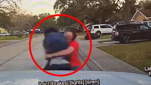 창문 너머 딸 훔쳐보던 男, 몸 던져 막아낸 ‘슈퍼맘’ (영상)