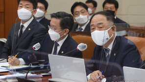 ‘소상공인 지원금’ 대상 확대? 홍남기 “매출 10억 이하까지 검토”