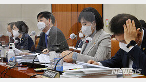 정무위 野 “백신 비용 건보도 부담, 무료접종은 거짓말”