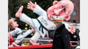 ‘나발니, 푸틴에 발차기’ 풍자 조형물