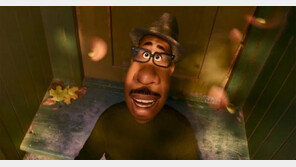 “조 가드너 원래 죽는 결말… 사내 시사회 거치며 사는 것으로 변경”