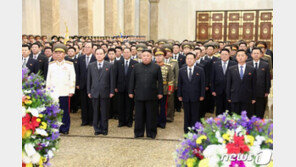 북한 리설주, 1년 만에 공식석상 등장…‘광명성절’ 공연 관람