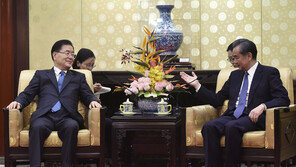 中 왕이, 정의용과 첫 통화서 “진영가르기 반대”