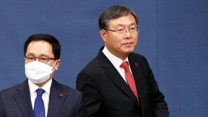 靑은 권력암투 없었다는데…‘왕수석’ 신현수 수차례 사의, 왜?