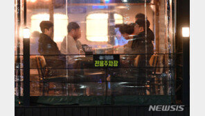 정부 “확산 지속땐 거리두기·운영시간 제한 강화 검토”