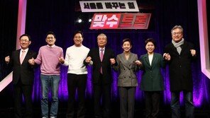 [단독] ‘與 악수’ 비판한 국민의힘, 정작 손 맞잡고 기념사진