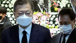 文대통령, 백기완 선생 빈소 조문 “훨훨 자유롭게 날아가시길”