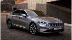 기아 새 엠블럼 단 K8… 더 커지고 더 부드러워져