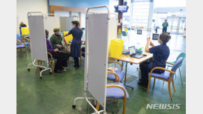 英 “인간 대상 코로나19 고의 노출 실험 한달 내 시행”…세계 최초