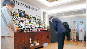 文대통령, 백기완 빈소 찾아… 2년만에 직접 조문